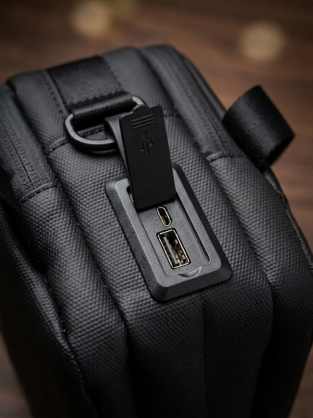 کیف دستی بنج مدل مردانه دارای پورت Type C و USB